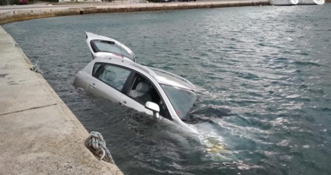 Haos na Jadranu, bura nosi sve pred sobom: Parkirao na rivi pa ostao bez auta!