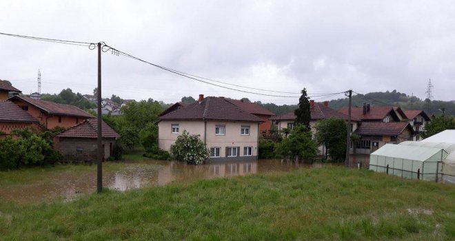 Izlila se Usora, kuće pod vodom: Naređena evakuacija stanovništva, alternativni smještaj u lokalnoj školi