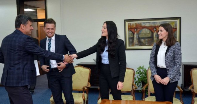 Premijer Novalić primio studente Pravnog fakulteta Zenica nakon uspjeha na 'Vis Moot' takmičenju: 'Mladi su naša budućnost'