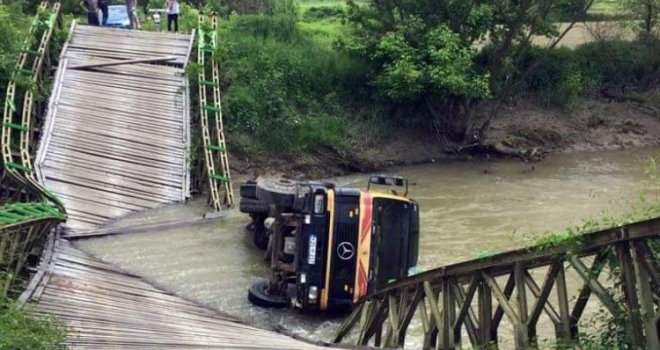 Urušio se most na Spreči, kamion završio u rijeci