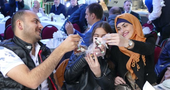 Veliki iftar za mlade u srcu Sarajeva: Reis, Skaka i Lavić 'omrsili' se sa omladinom na Baščaršiji