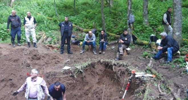 Prepoznali lične stvari svojih najmilijih: U grobnici nadomak Sarajeva iskopano 12 tijela, tragovi zločina otkrivaju... 