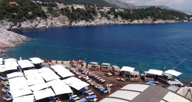 Svi zgroženi na Jadranu: Na plaži luksuznog ljetovališta podignuta crvena zastava! More je toliko prljavo da je rizik i prst umočit'! 