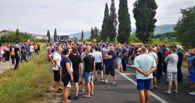 Više od 200 radnika 'Aluminija' blokiralo put kod Mostara