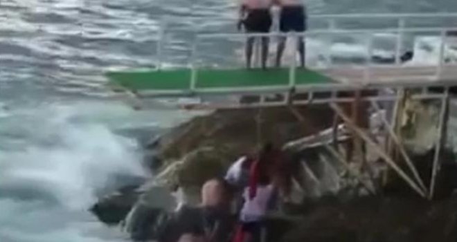Pogledajte dramatično spašavanje kupača u Crnoj Gori: Ogromni valovi ih bacali, jedva izvukli živu glavu