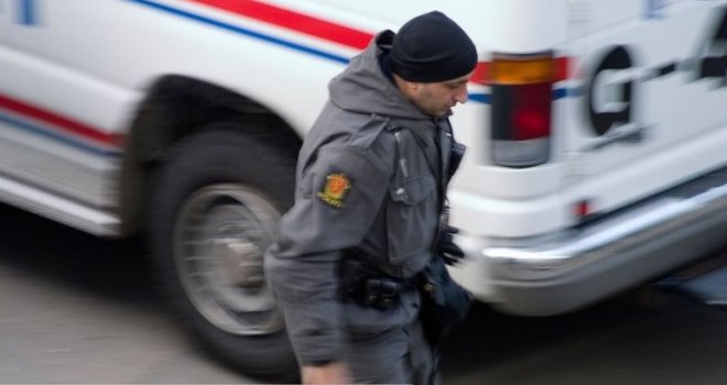 Naoružani muškarac u Oslu se ukradenim vozilom hitne zaletio u porodicu, povrijeđene bebe