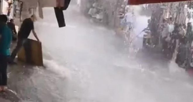 Istanbul paralizovan! Cijeli grad pod vodom, jedna osoba poginula