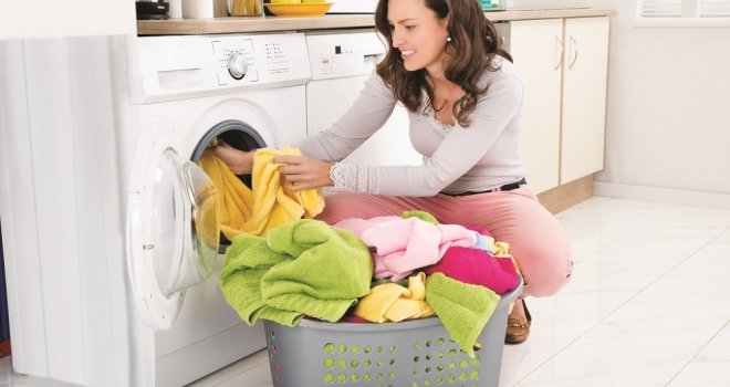 Upozorila na grešku koju mnogi rade kad stavljaju veš na pranje: Opasno je!