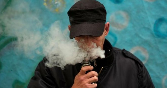 Prvi Amerikanac umro od pušenja e-cigareta: SAD zahvatio val oboljenja, hospitalizovane čak 193 osobe