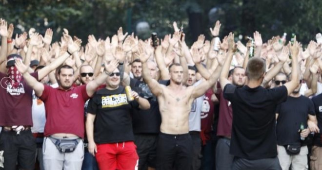 Raste uzbuđenje prije derbija: Navijači Sarajeva u korteu krenuli ka stadionu Grbavica