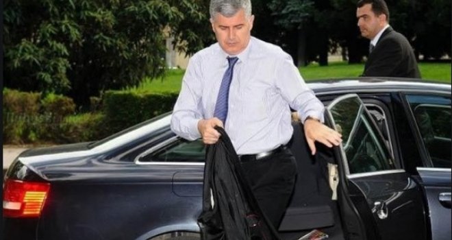 Dragan Čović imao sudar: U službeni Audi A8 udarila vozačica Volkswagena, u autu bilo i dijete