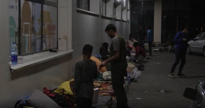 Alarmantno u Tuzli: Migranti spavaju pod otvorenim nebom, pojavila se šuga