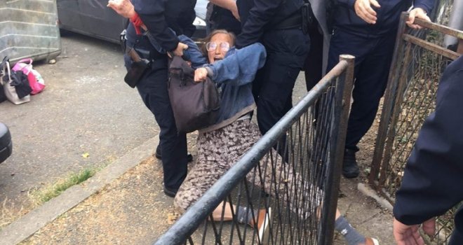 Dramatične scene sa lica mjesta: Majku i kćerku policija na silu izvukla iz kuće, građanka htjela pomoći pa je uhapsili!     
