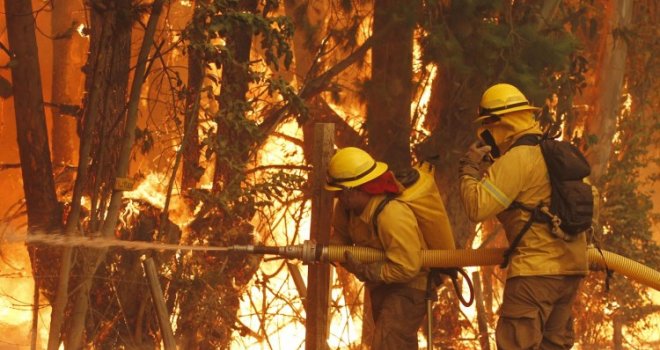 Silna vatra divlja Kalifornijom i odnosi živote: Zvaničnici tvrde da je to najgori požar ikad u toj regiji