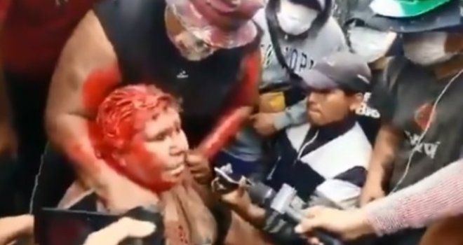 Ogorčeni građani napali gradonačelnicu: Izvukli je na ulicu, polili cvenom bojom, ošišali, a onda...  