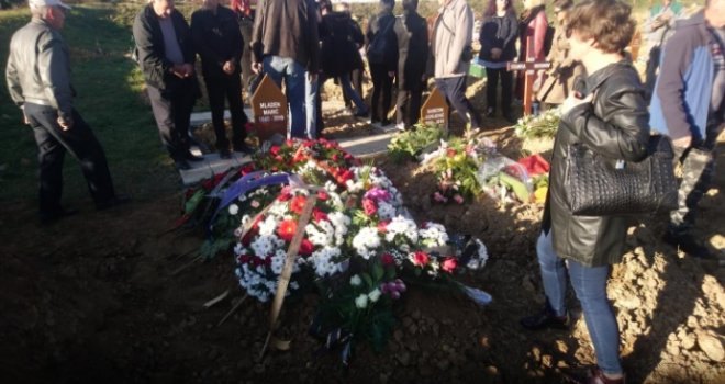 Uz brojne kolege, porodicu, prijatelje na groblju Vlakovo sahranjen Mladen Marić