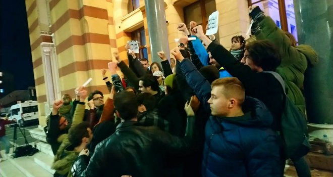 Završen protest ispred Vijećnice zbog tretmana štićenika Zavoda 'Pazarić': 'Ko će vas svezati?!'