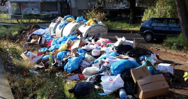 Mostarske ulice zatrpane smećem, prijete zarazne bolesti, građani zgroženi: 'Katastrofa, smrdi...'