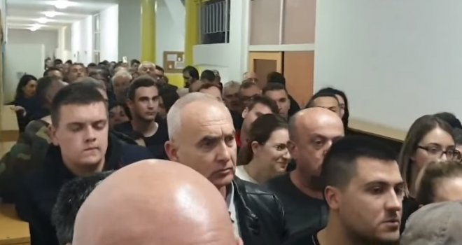 Hodnik zakrčen ljudima: Pogledajte kakve je ludnica u Mostaru, čekali i po četiri sata da glasaju...