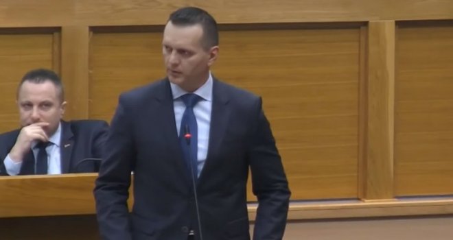Ministar Lukač ima genijalno objašnjenje zašto je fizički nasrnuo na Draška Stanivukovića 