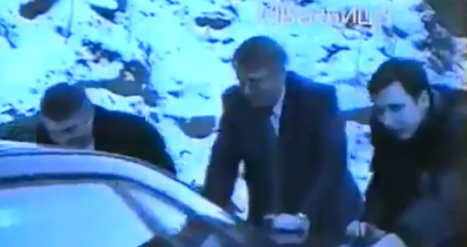 Pogledajte Vučića i Šešelja kako guraju auto kroz snijeg