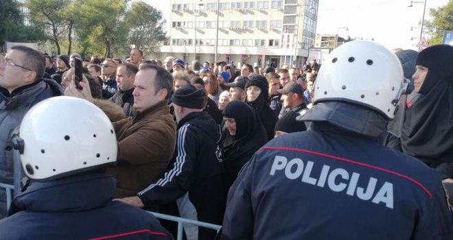 Protesti u Crnoj Gori zbog Zakona o slobodi vjeroispovijesti: Premijer poziva da se prema narodu i sveštenstvu ne primjenjuje sila 