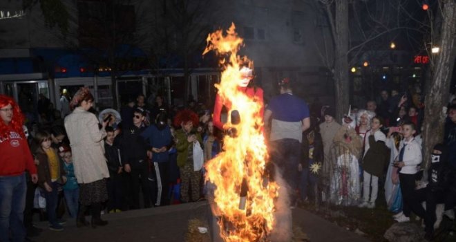 Skandalozno: U Mostaru spalili lutku s likom ambasadorice i književnice Martine Mlinarević