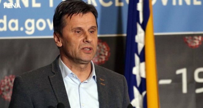 Novalić: Vlada FBiH kupila 150.000 testova za detekciju infekcije, počinje masovnije testiranje