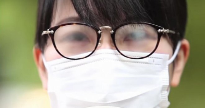 Kako nositi zaštitnu masku, a da vam se ne zamagle naočale? Postoje dva trika