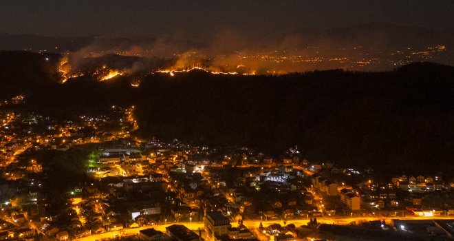 Burna noć u Tuzli: Snimke iz vazduha pokazuju razmjere požara, vatrogasci uspjeli odbraniti kuće