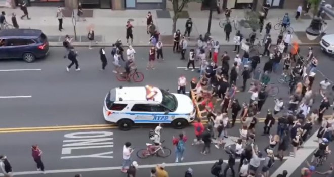 Haos na ulicama širom Amerike: Policija se autima zalijetala u demonstrante, Trump prijeti