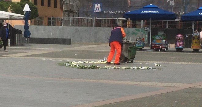 Sramota u Prijedoru: Samo sat nakon što su na trgu ostavljene ruže sa imenima ubijene djece, komunalci ih uklonili!