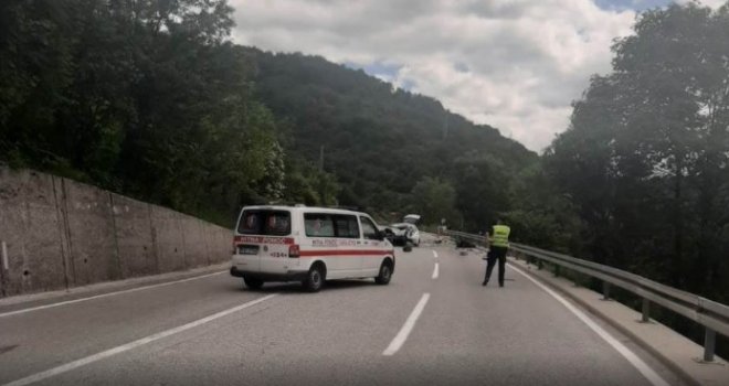 Teška nesreća nadomak Sarajeva: Dvije osobe poginule u sudaru automobila i motocikla