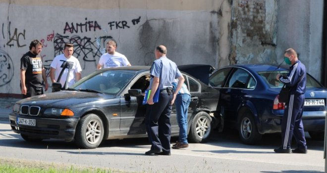 Saobraćajna nesreća u Tuzli: Dvije mlade osobe povrijeđene u sudaru BMW-a i passata