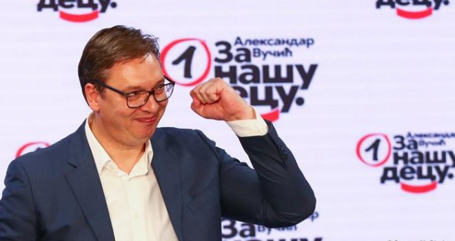 Aleksandar Vučić, mučenik, sam na političkoj sceni: Urušavanje srpskog društva traje duže od 40 godina - je li stiglo na rub kolapsa?! 