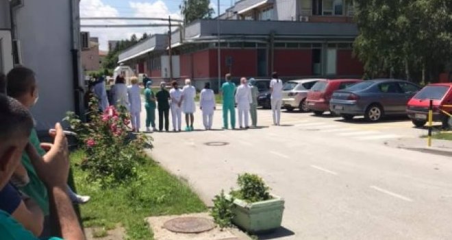 Dočekali ih i povici ogorčenih građana: Ljekari u Novom Pazaru okrenuli leđa Brnabić i Lončaru