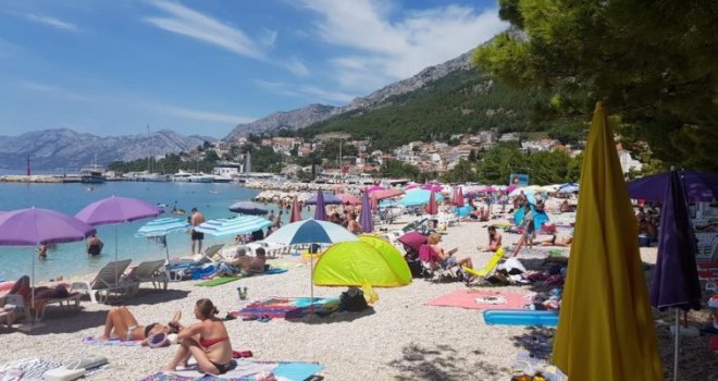 Ko kaže da na Jadranu nema turista? Krcate plaže u omiljenom ljetovalištu na Makarskoj rivijeri...