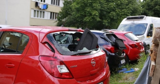 Muškarac polupao stakla i oštetio čak 11 auta u sarajevskom naselju, policija ga pronašla