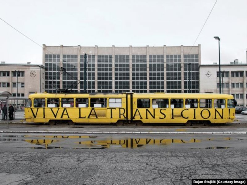 viva-la-transicion-bojan-stojcic-tramvaj