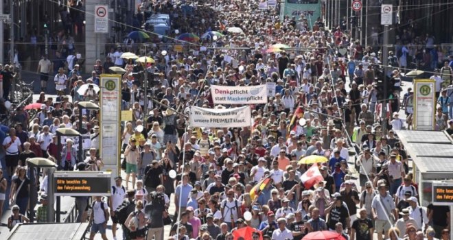 Pogledajte šta se dešava u Berlinu danas: Hiljade ljudi kliče 'Najveća teorija zavjere je korona-pandemija'!