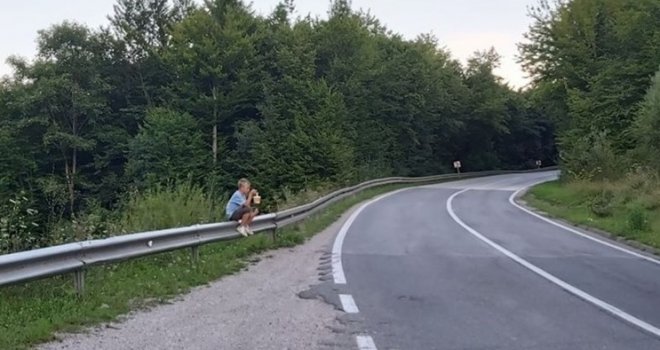 Siromašni dječak iz BiH plače kraj ceste jer su mu oteli kupine koje prodaje po cijeli dan...    