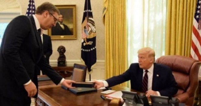 Hvalio se pred kamerama kako je dobio olovku od Trumpa i ključeve od Bijele kuće, a evo šta je zaista iza toga...   