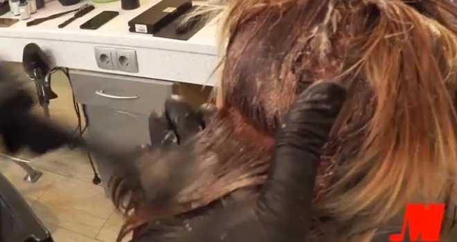 Tretman u popularnom sarajevskom salonu: Došla je sa mrtvom farbanom kosom, pretvorila se u vatreno divlju crvenokosu... 