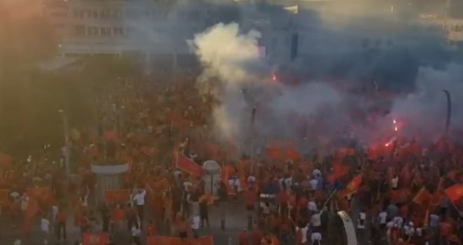 Podgorica u buci i dimu: Ori se na Trgu nezavisnosti, okupile se hiljade Milovih pobornika...  