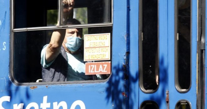 Inspektori vršljaju po tramvajima, trolejbusima i autobusima u Sarajevu: Fizička distanca - nemogući zadatak