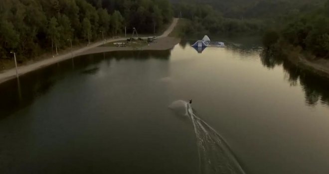 Počeo sa radom prvi Wake-park u BiH: Na ovom jezeru sezona se nastavlja i u septembru