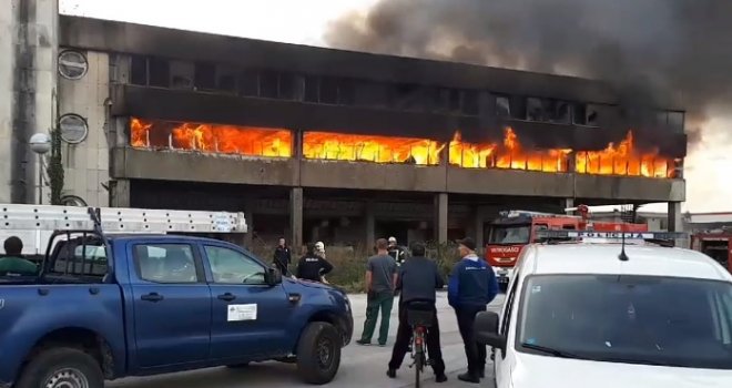 Crni dim suklja u nebo: Gori hala Kombitexa u Bihaću, sumnja se da su migranti zapalili objekat