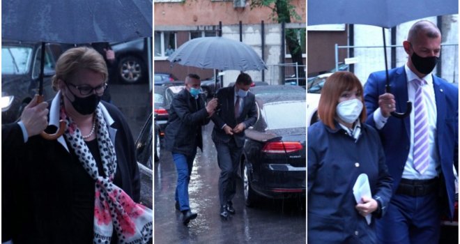 Safetu Softiću nema ko da pridrži kišobran: Članovi Kolegija SDA stigli na sjednicu u 'specijalnoj' pratnji