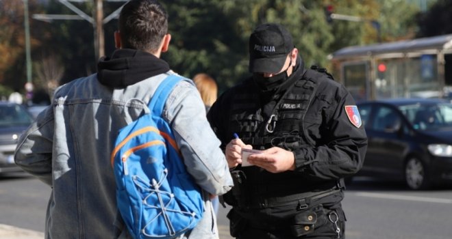 Patrola sa sarajevskom policijom: Nema praštanja - kažnjavaju šetače, ali i putnike bez maski 