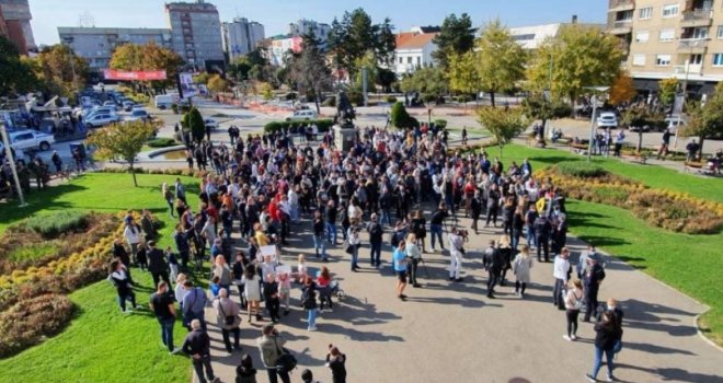 Eskaliralo u Bijeljini, muzičari i ugostitelji protestovali protiv mjera za vanredne situacije: 'Stop vandalizmu i diktaturi!'